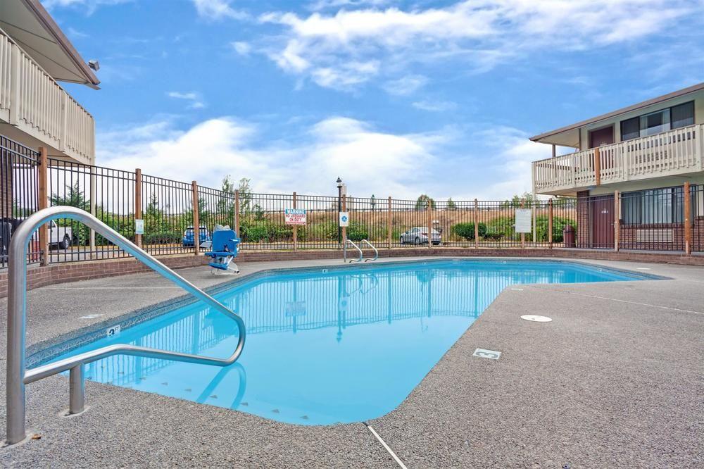 Econo Lodge Kent Buitenkant foto