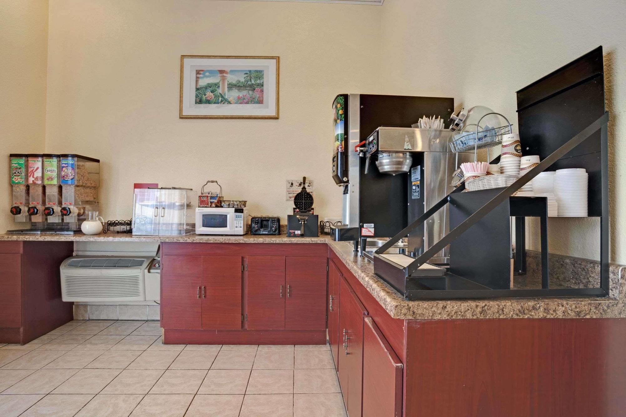 Econo Lodge Kent Buitenkant foto