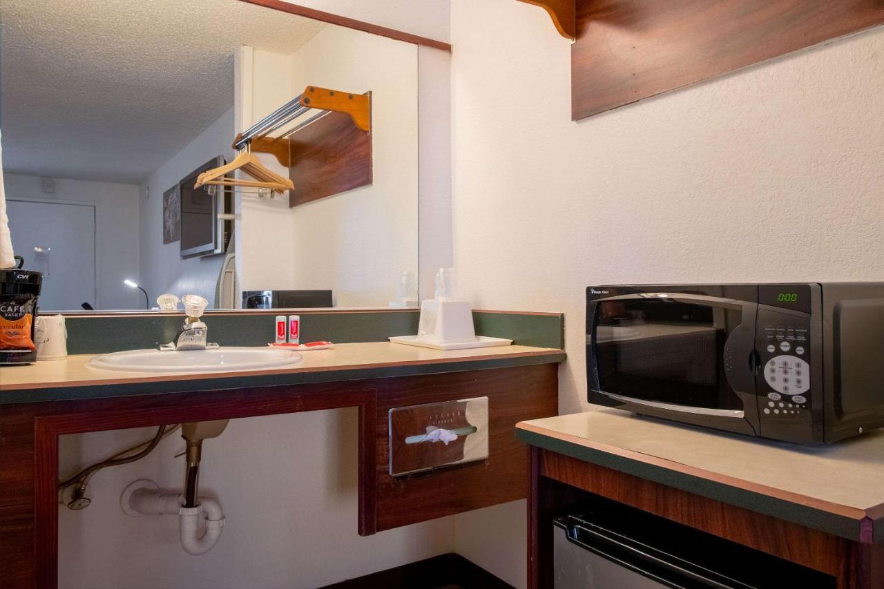 Econo Lodge Kent Buitenkant foto