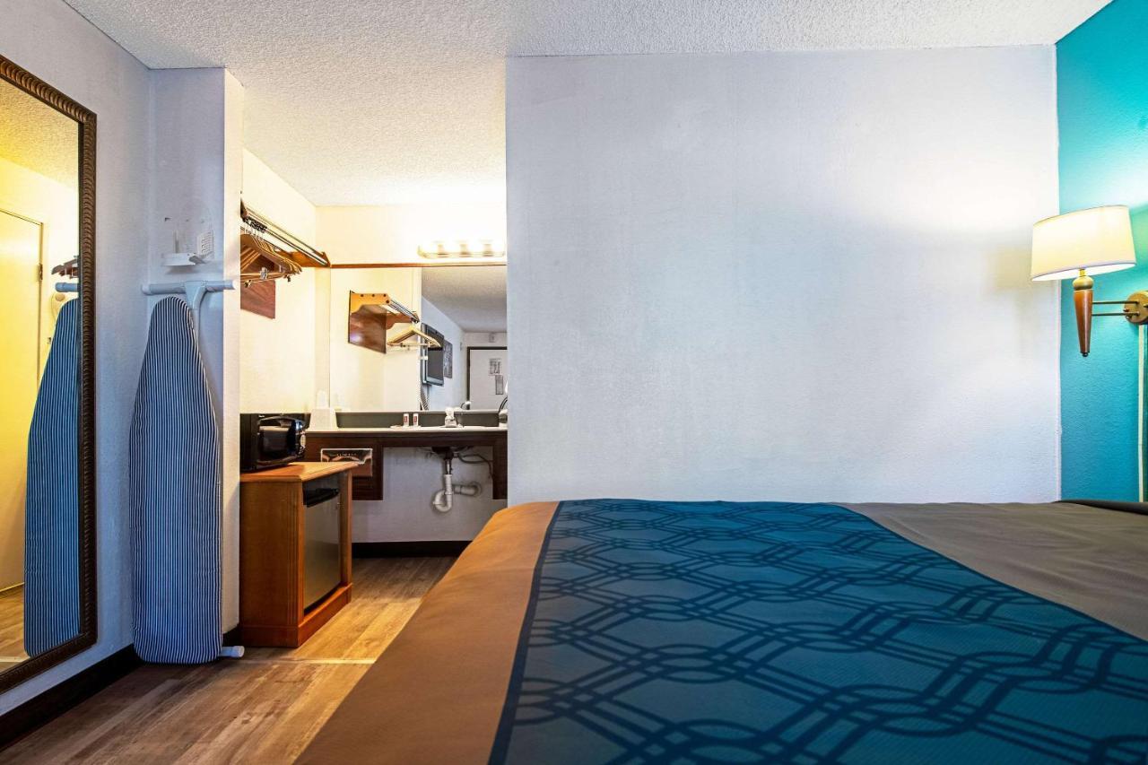 Econo Lodge Kent Buitenkant foto